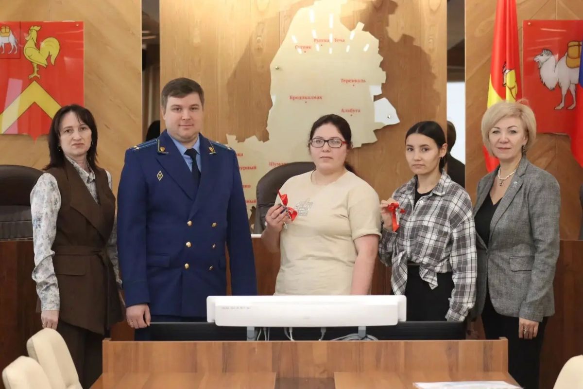 В Красноармейском округе дети-сироты получили ключи от собственных квартир