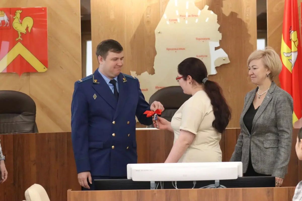 В Красноармейском округе дети-сироты получили ключи от собственных квартир В Красноармейском округе дети-сироты получили ключи от собственных квартир