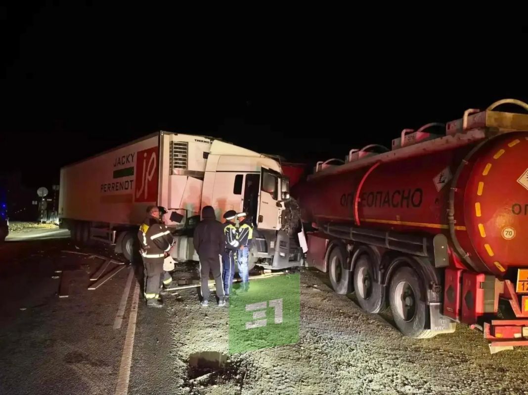 На М5 под Симом дальнобойщик столкнулся с 2 грузовиками