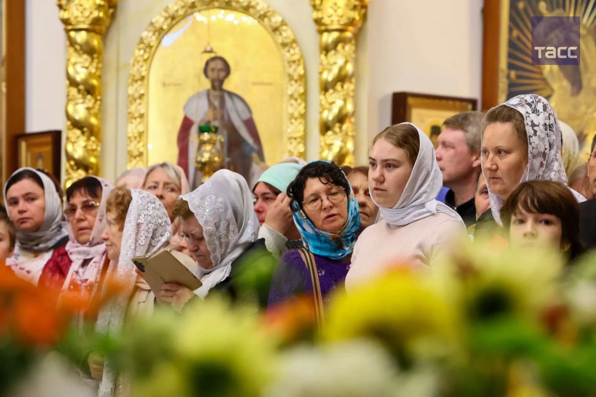 Более 3 тыс. человек приняли участие в крестном ходе по перенесению мощей святителя Луки из Свято-Троицкого в Александро-Невский кафедральный собор в Симферополе на время реставрационных работ Более 3 тыс. человек приняли участие в крестном ходе по перенесению мощей святителя Луки из Свято-Троицкого в Александро-Невский кафедральный собор в Симферополе на время реставрационных работ