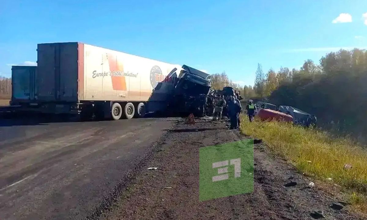 "Водитель фуры уснул и врезался в 2 автомобиля дорожных рабочих"