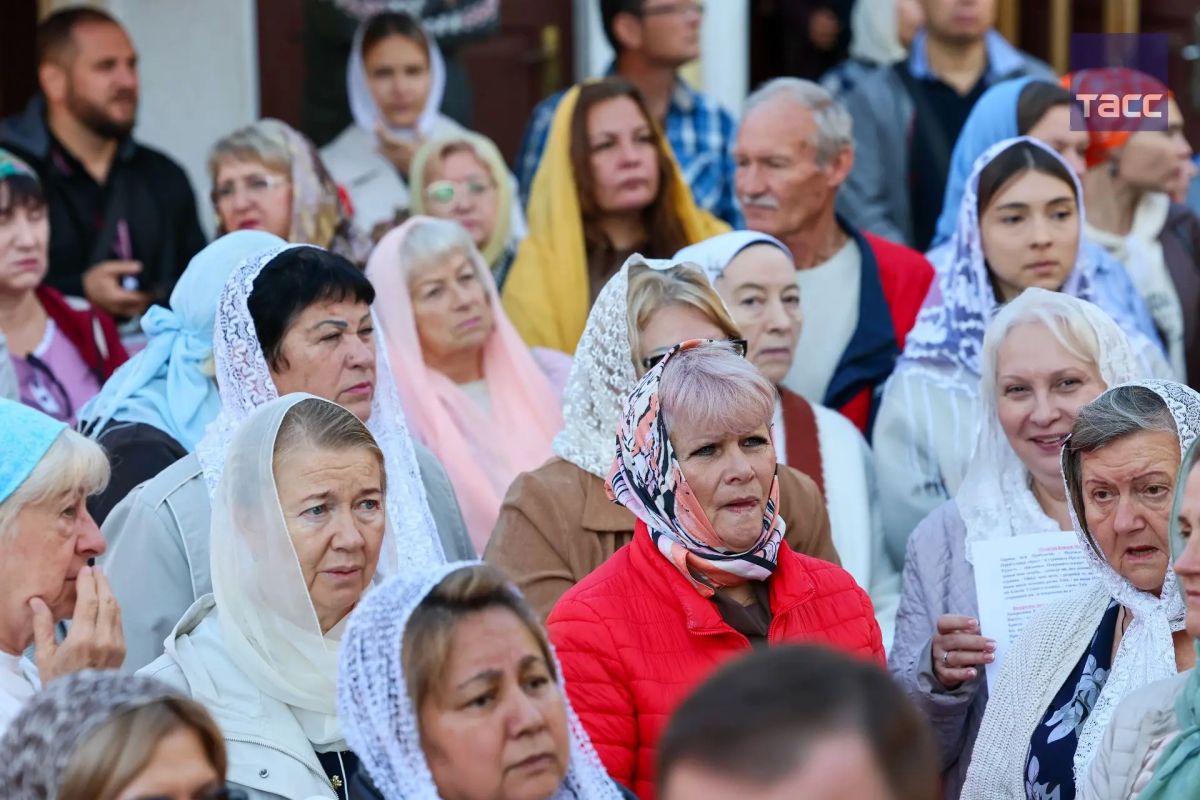 Более 3 тыс. человек приняли участие в крестном ходе по перенесению мощей святителя Луки из Свято-Троицкого в Александро-Невский кафедральный собор в Симферополе на время реставрационных работ Более 3 тыс. человек приняли участие в крестном ходе по перенесению мощей святителя Луки из Свято-Троицкого в Александро-Невский кафедральный собор в Симферополе на время реставрационных работ