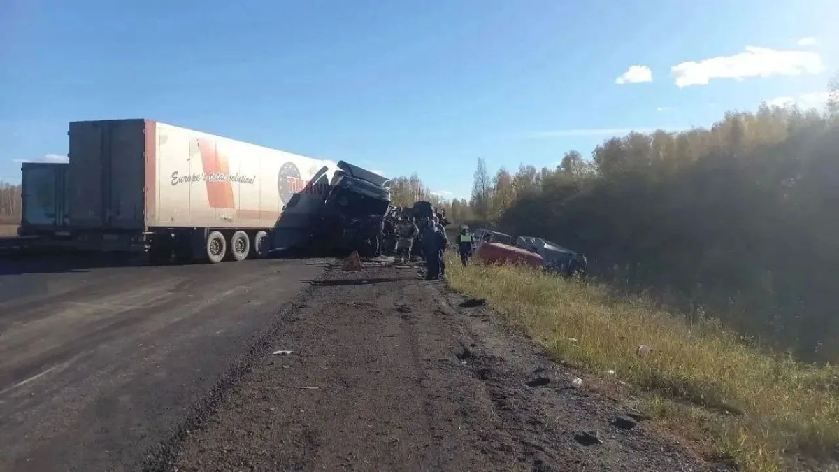 Фура врезалась в дорожную технику на трассе М-5 под Челябинском