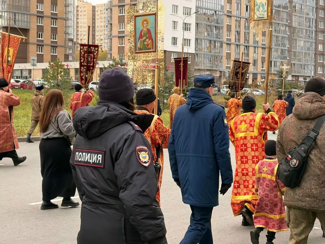 Сотрудники полиции обеспечили охрану общественного порядка и безопасность участников во время крестного хода в Челябинске Сотрудники полиции обеспечили охрану общественного порядка и безопасность участников во время крестного хода в Челябинске
