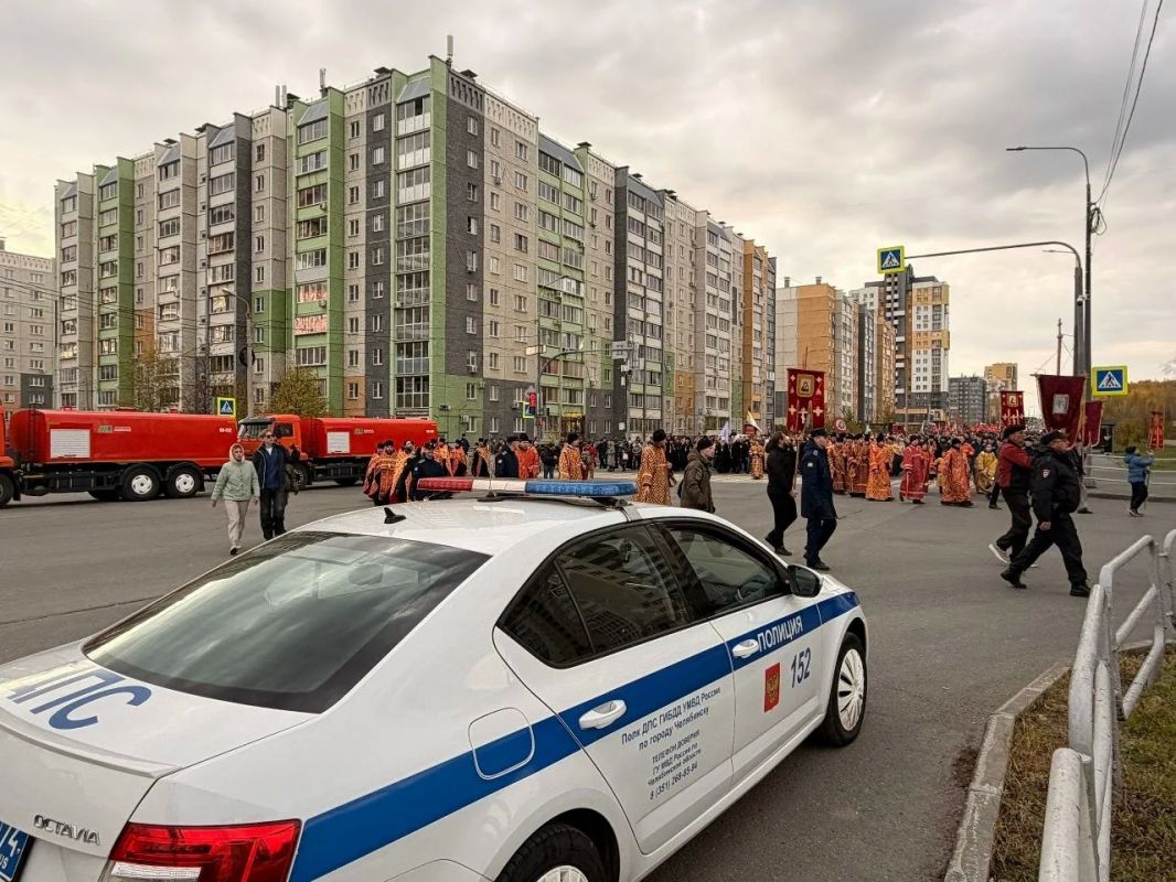 Сотрудники полиции обеспечили охрану общественного порядка и безопасность участников во время крестного хода в Челябинске Сотрудники полиции обеспечили охрану общественного порядка и безопасность участников во время крестного хода в Челябинске