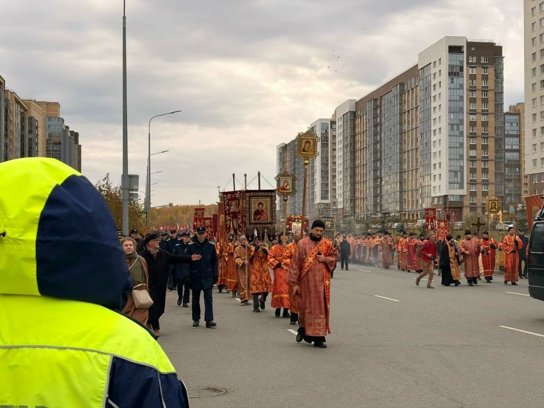 Сотрудники полиции обеспечили охрану общественного порядка и безопасность участников во время крестного хода в Челябинске Сотрудники полиции обеспечили охрану общественного порядка и безопасность участников во время крестного хода в Челябинске
