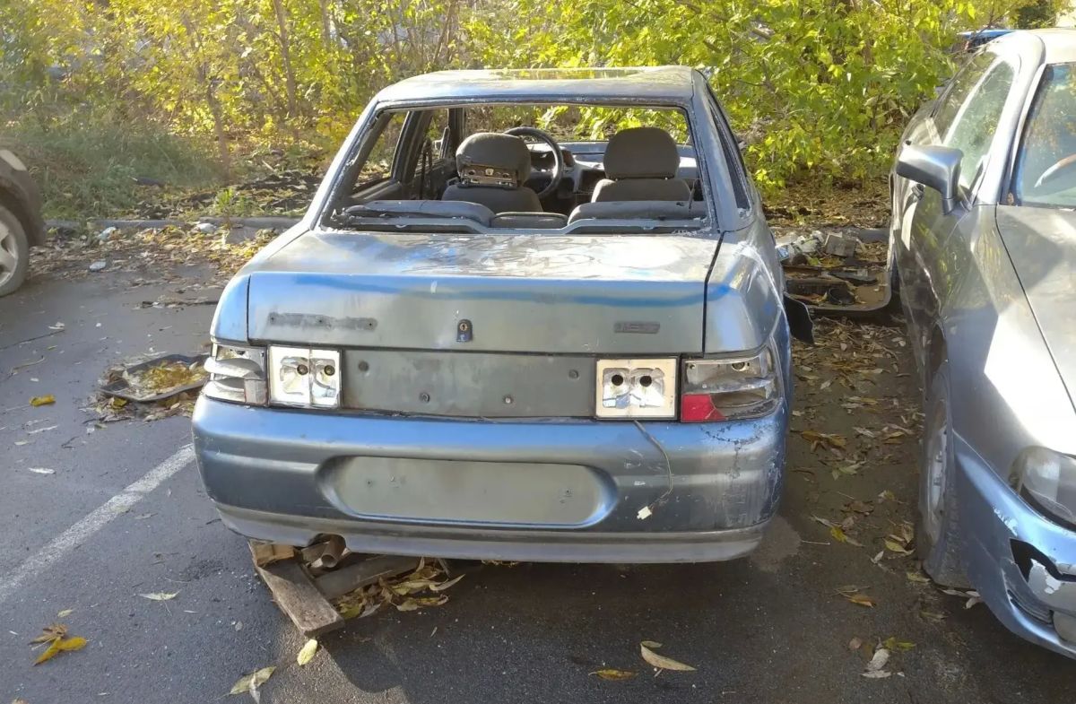 Автохламу — бой: городские парковки и дворы продолжают очищать от разобранных машин Автохламу — бой: городские парковки и дворы продолжают очищать от разобранных машин