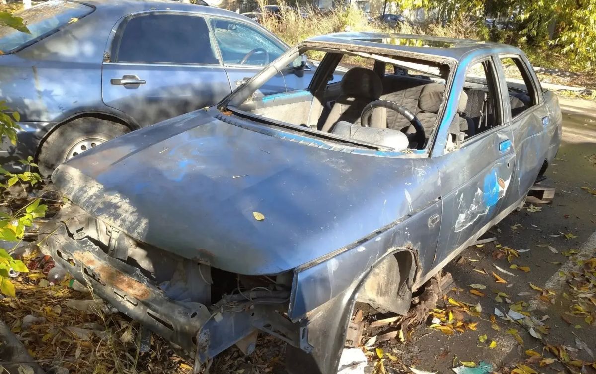 Автохламу — бой: городские парковки и дворы продолжают очищать от разобранных машин