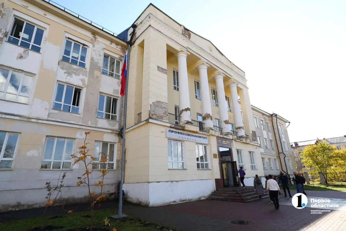 Губернатор Челябинской области посетил Саткинский горно-керамический колледж имени А.К. Савина Губернатор Челябинской области посетил Саткинский горно-керамический колледж имени А.К. Савина