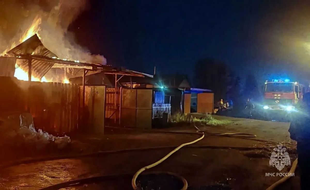 Опасный пожар произошел в частном секторе в Челябинске Опасный пожар произошел в частном секторе в Челябинске