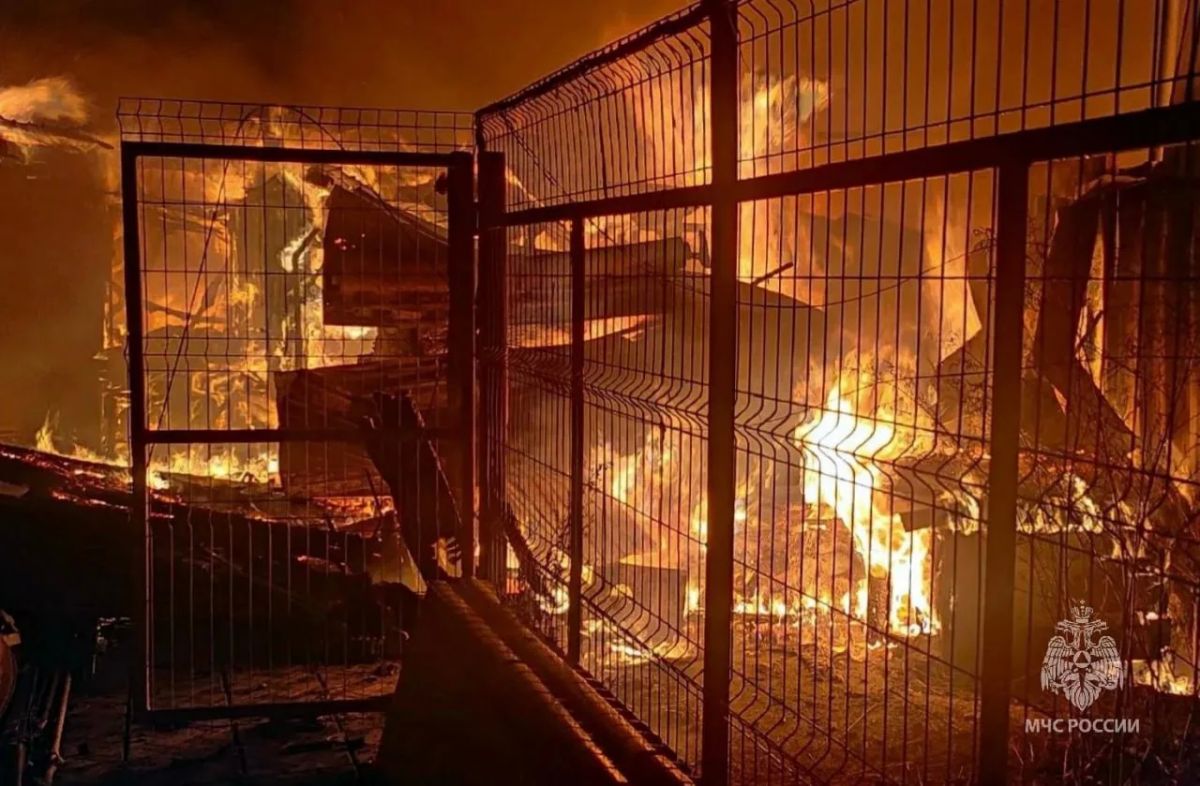Опасный пожар произошел в частном секторе в Челябинске Опасный пожар произошел в частном секторе в Челябинске