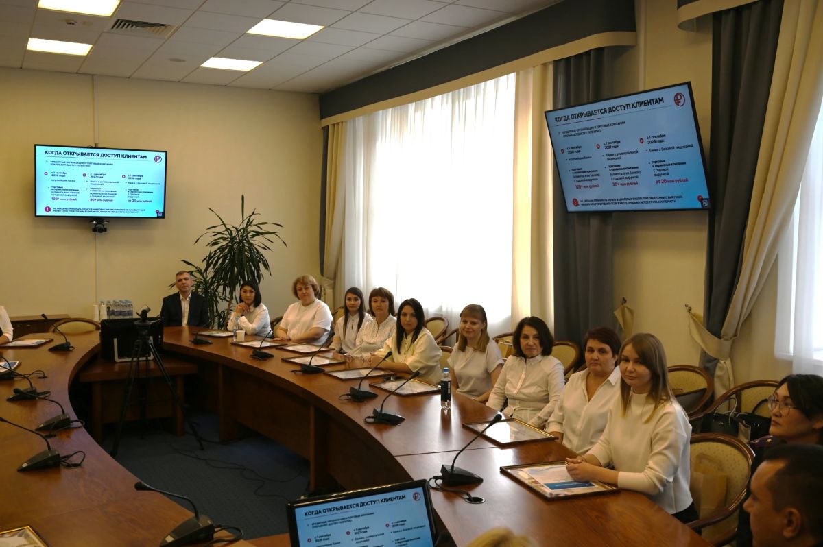 В Челябинске полицейские и представитель Банка России отметили сотрудников кредитных организаций, спасших от кибермошенников свыше 39 млн рублей В Челябинске полицейские и представитель Банка России отметили сотрудников кредитных организаций, спасших от кибермошенников свыше 39 млн рублей