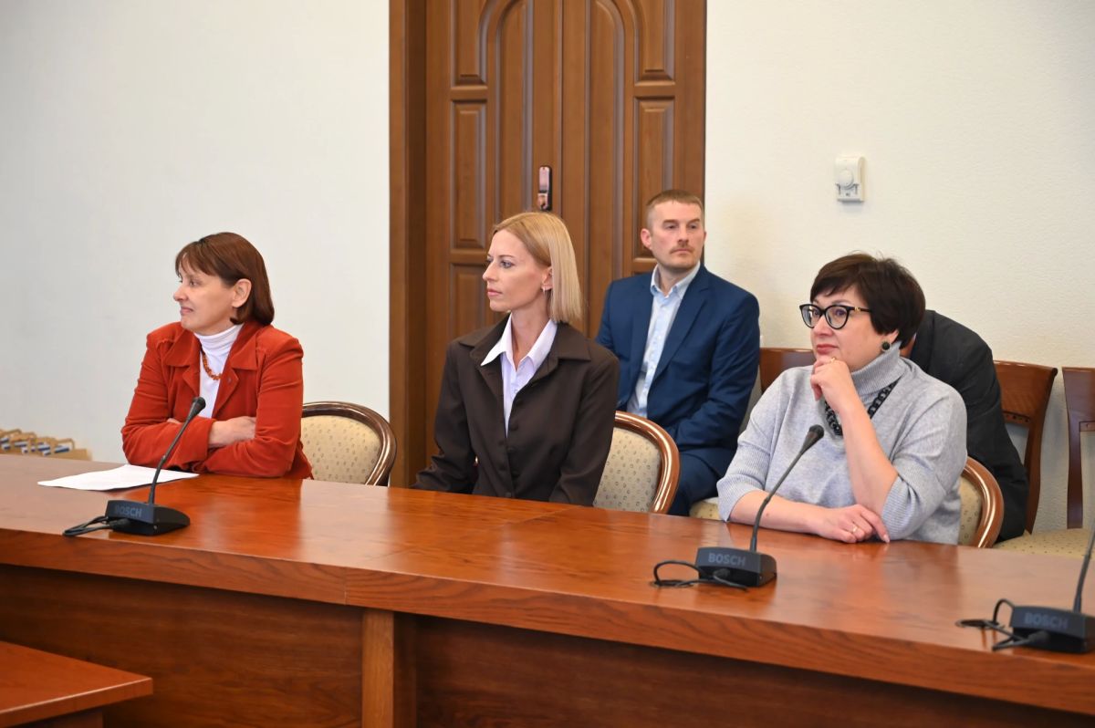 В Челябинске полицейские и представитель Банка России отметили сотрудников кредитных организаций, спасших от кибермошенников свыше 39 млн рублей В Челябинске полицейские и представитель Банка России отметили сотрудников кредитных организаций, спасших от кибермошенников свыше 39 млн рублей