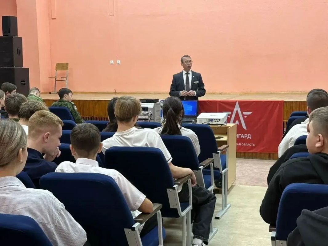Советник председателя Общественной палаты региона Игорь Белехов, председатель комиссии по патриотическому воспитанию Елена Скорнякова и заместитель председателя комиссии Игорь Михайлов организовали три мероприятия на... Советник председателя Общественной палаты региона Игорь Белехов, председатель комиссии по патриотическому воспитанию Елена Скорнякова и заместитель председателя комиссии Игорь Михайлов организовали три мероприятия на...