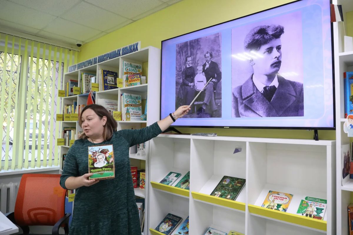 В Центральной детской библиотеке имени Н.Г. Кондратковской представили уникальную разработку - карточную игру «Чудеса Урала», которая помогает школьникам знакомиться со сказами Павла Бажова и краеведением в игровой форме В Центральной детской библиотеке имени Н.Г. Кондратковской представили уникальную разработку - карточную игру «Чудеса Урала», которая помогает школьникам знакомиться со сказами Павла Бажова и краеведением в игровой форме