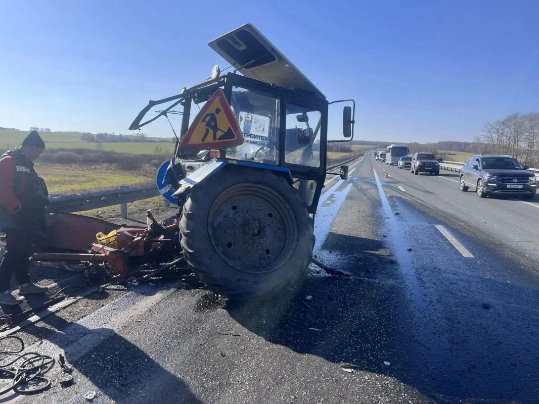 На М5 грузовик врезался в трактор На М5 грузовик врезался в трактор