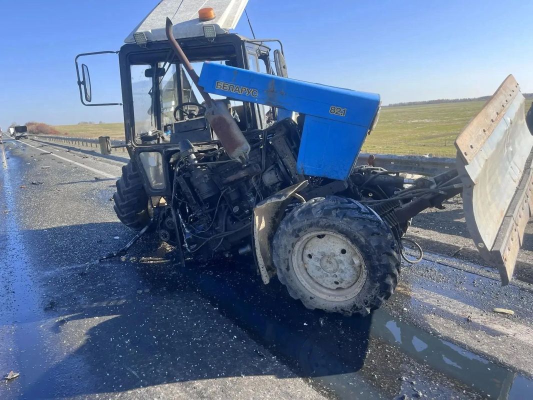 На М5 грузовик врезался в трактор