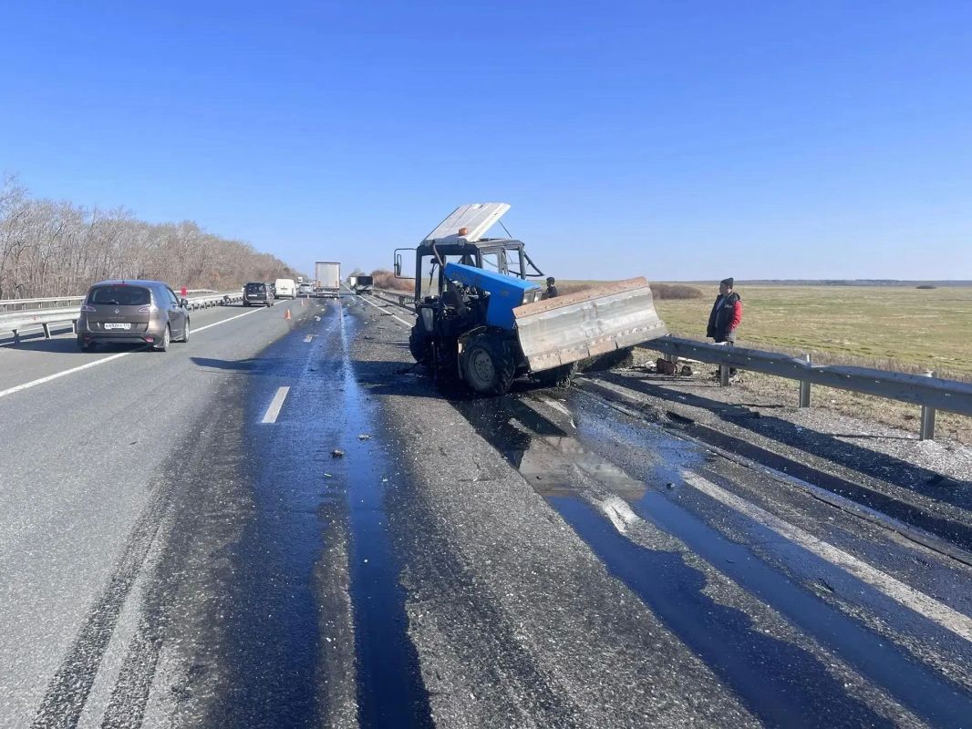 На М5 грузовик врезался в трактор На М5 грузовик врезался в трактор