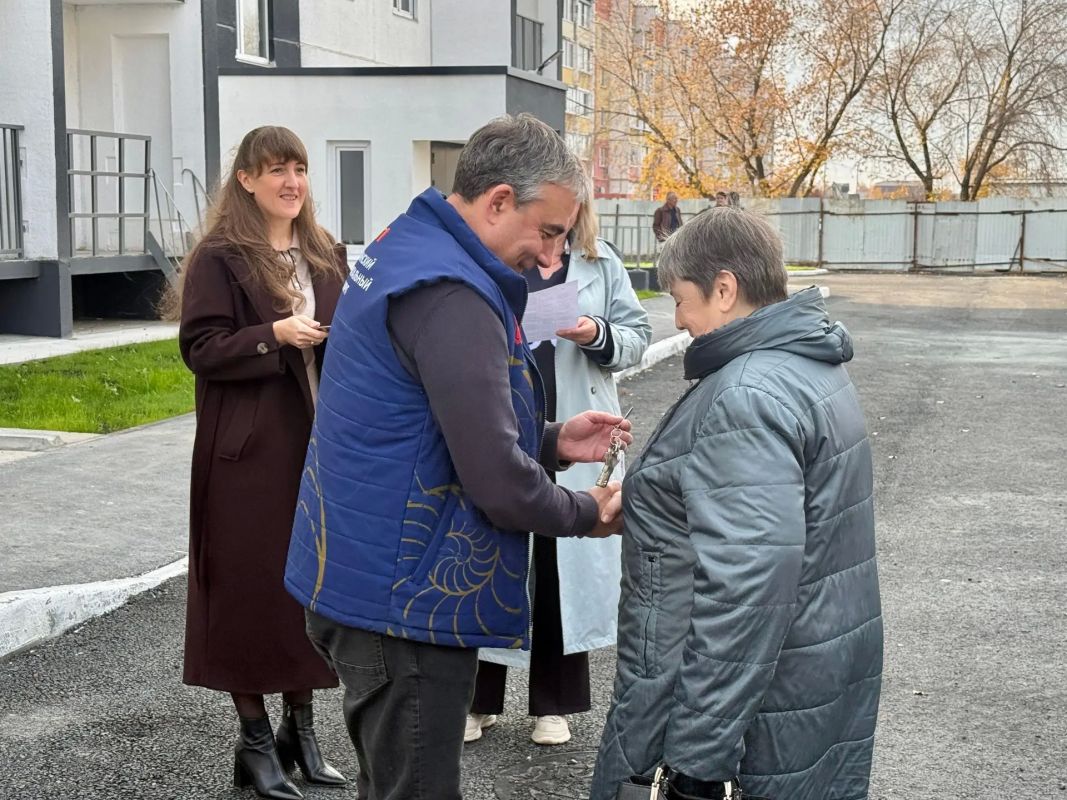 В Коркино первые переселенцы получили ключи от новых квартир В Коркино первые переселенцы получили ключи от новых квартир