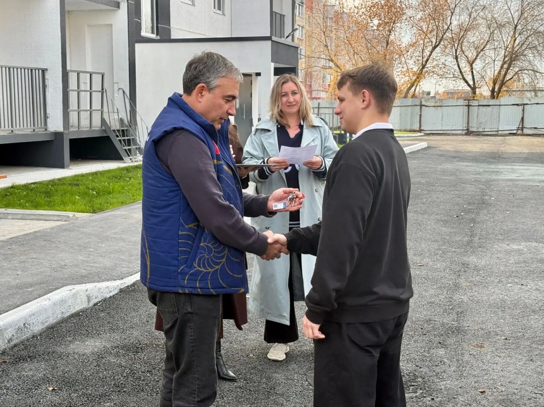 В Коркино первые переселенцы получили ключи от новых квартир
