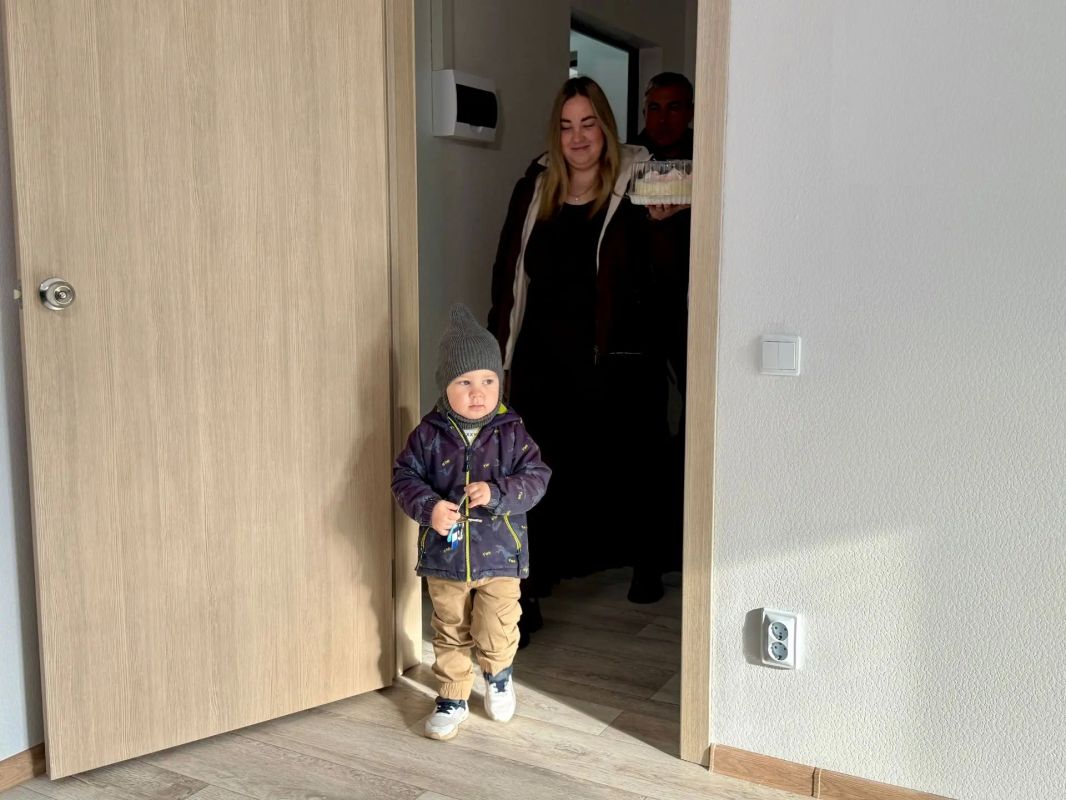 В Коркино первые переселенцы получили ключи от новых квартир В Коркино первые переселенцы получили ключи от новых квартир