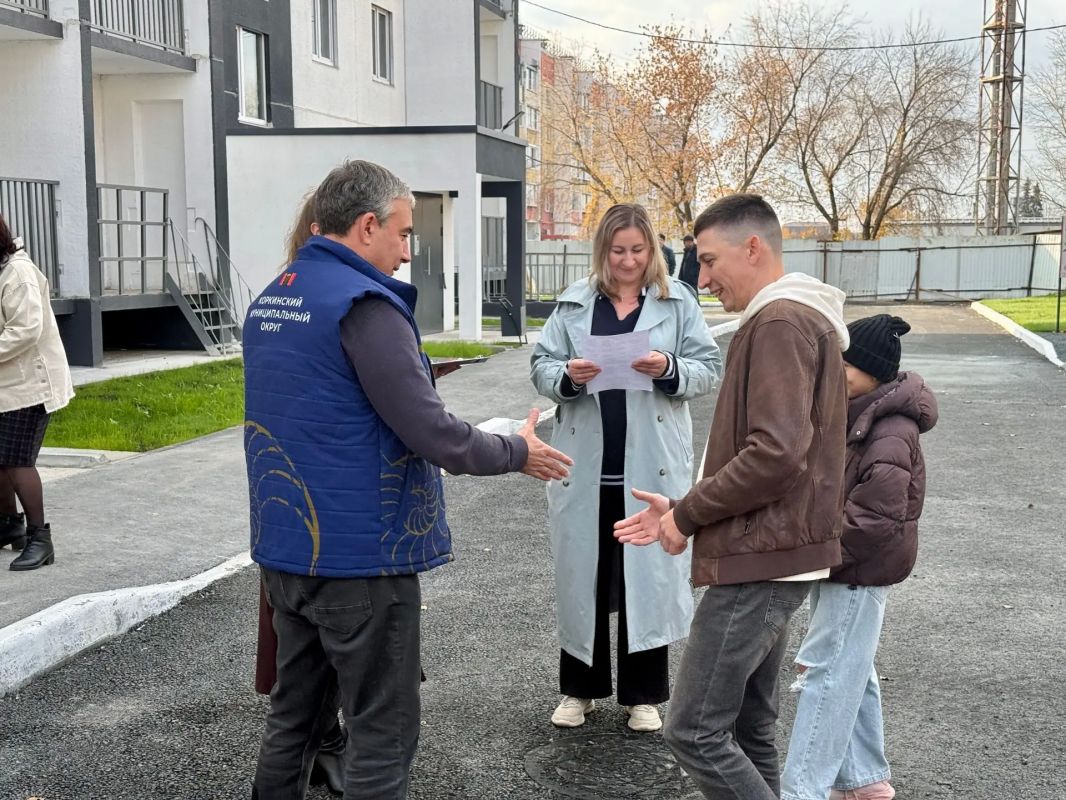 В Коркино первые переселенцы получили ключи от новых квартир В Коркино первые переселенцы получили ключи от новых квартир