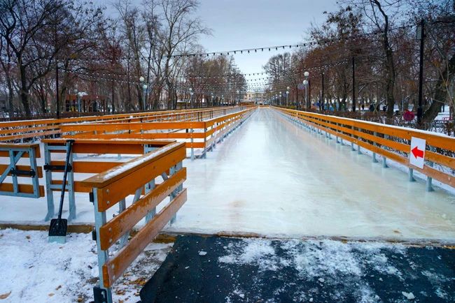 Осень еще в разгаре, минусовых дневных температур синоптики пока не обещают, но в Челябинске уже стартует подготовка к зимним активностям