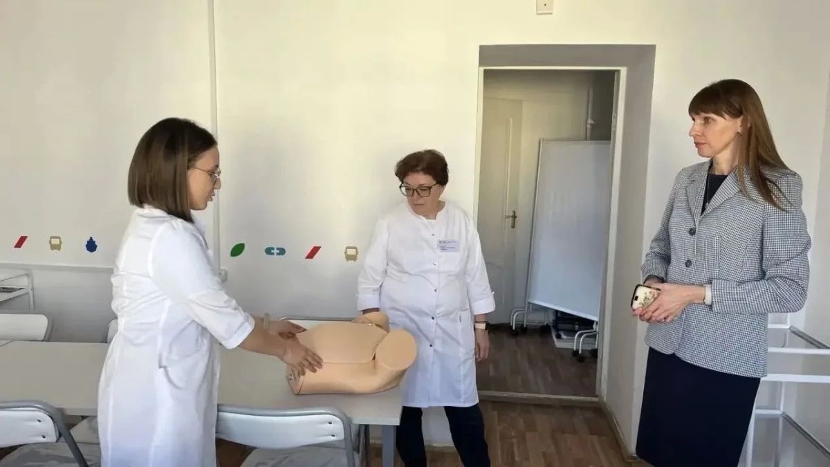 Будущее медицины в надежных руках: Министр здравоохранения региона посетила медколледж в Сатке Будущее медицины в надежных руках: Министр здравоохранения региона посетила медколледж в Сатке