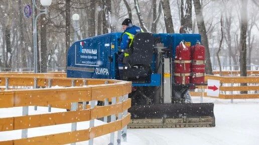 Каток под открытым небом начали монтировать в парке Челябинска
