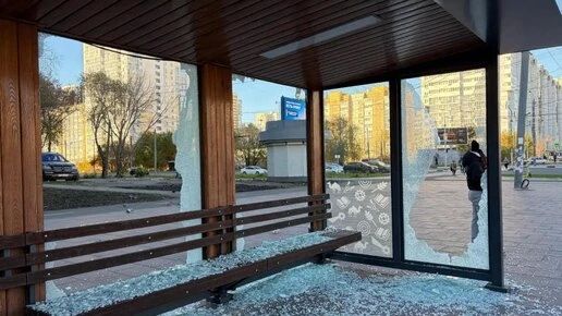 В Челябинске арестовали разбившего остановку вандала