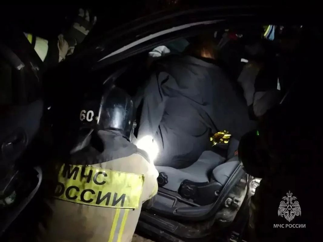 Под Челябинском спасли застрявшую после ДТП в искореженном автомобиле девушку