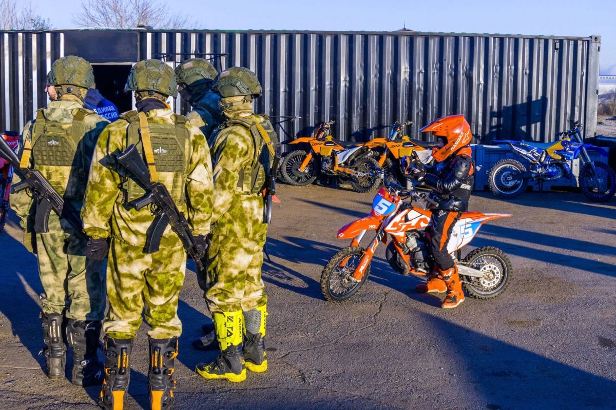 Челябинские подростки погоняли по трассе на мотоциклах с автоматами