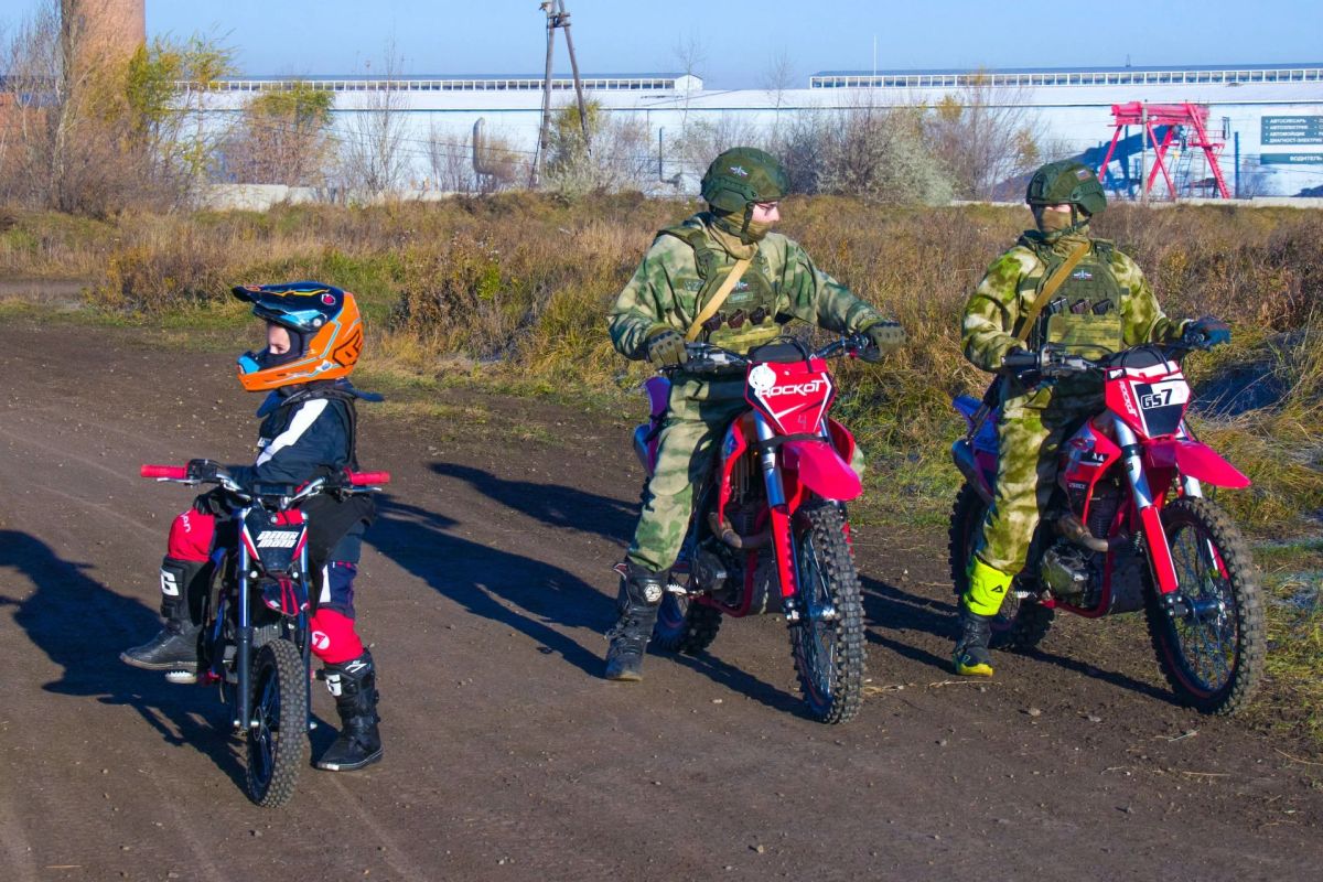 Челябинские подростки погоняли по трассе на мотоциклах с автоматами Челябинские подростки погоняли по трассе на мотоциклах с автоматами