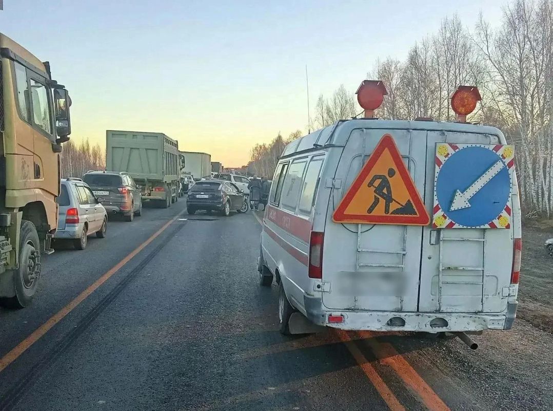 В Челябинской области автоинспекторы разбираются в обстоятельствах ДТП с участием трех легковых машин и рейсового автобуса В Челябинской области автоинспекторы разбираются в обстоятельствах ДТП с участием трех легковых машин и рейсового автобуса