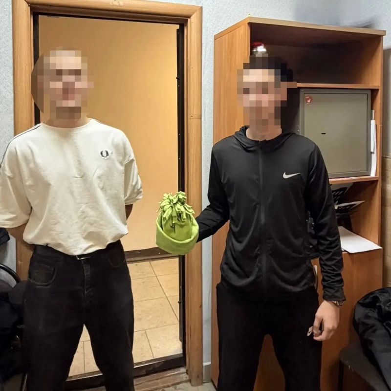 Прикол не удался. Двое подростков сняли шапку и шарф с памятника в Коркино