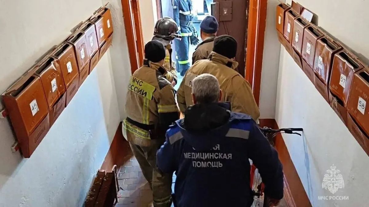 Пожарные помогли спасти 90-летнюю пенсионерку Пожарные помогли спасти 90-летнюю пенсионерку