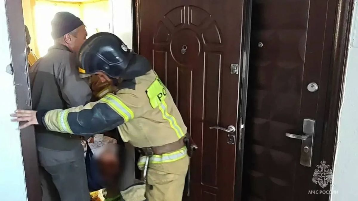 Пожарные помогли спасти 90-летнюю пенсионерку Пожарные помогли спасти 90-летнюю пенсионерку