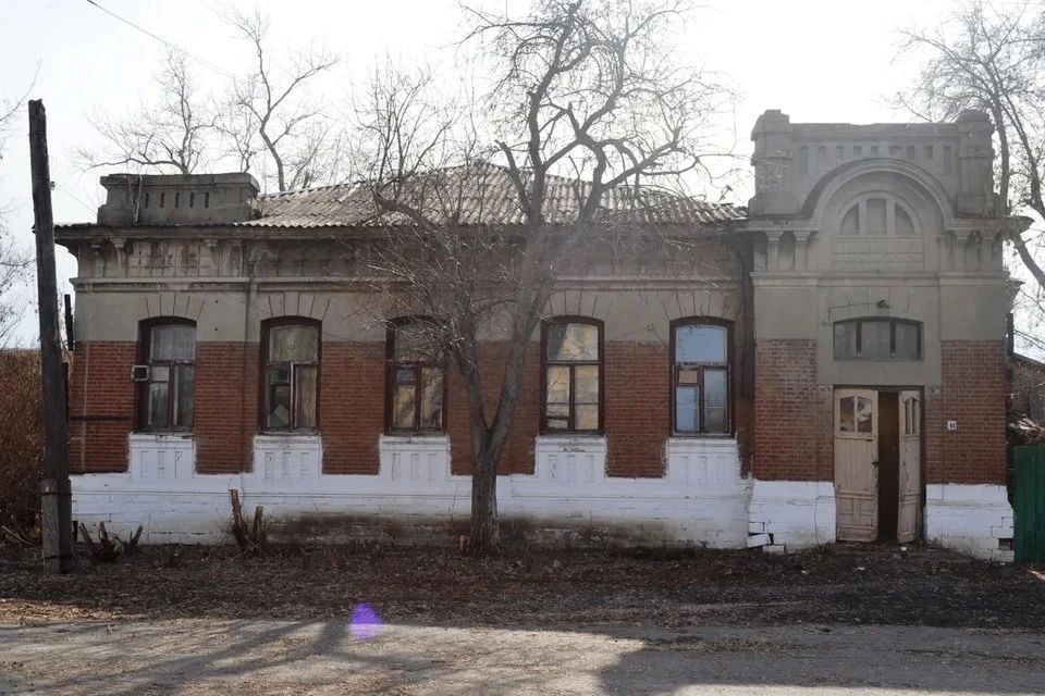Власти Верхнеуральска ищут тех, кто готов спасти два дома-памятника