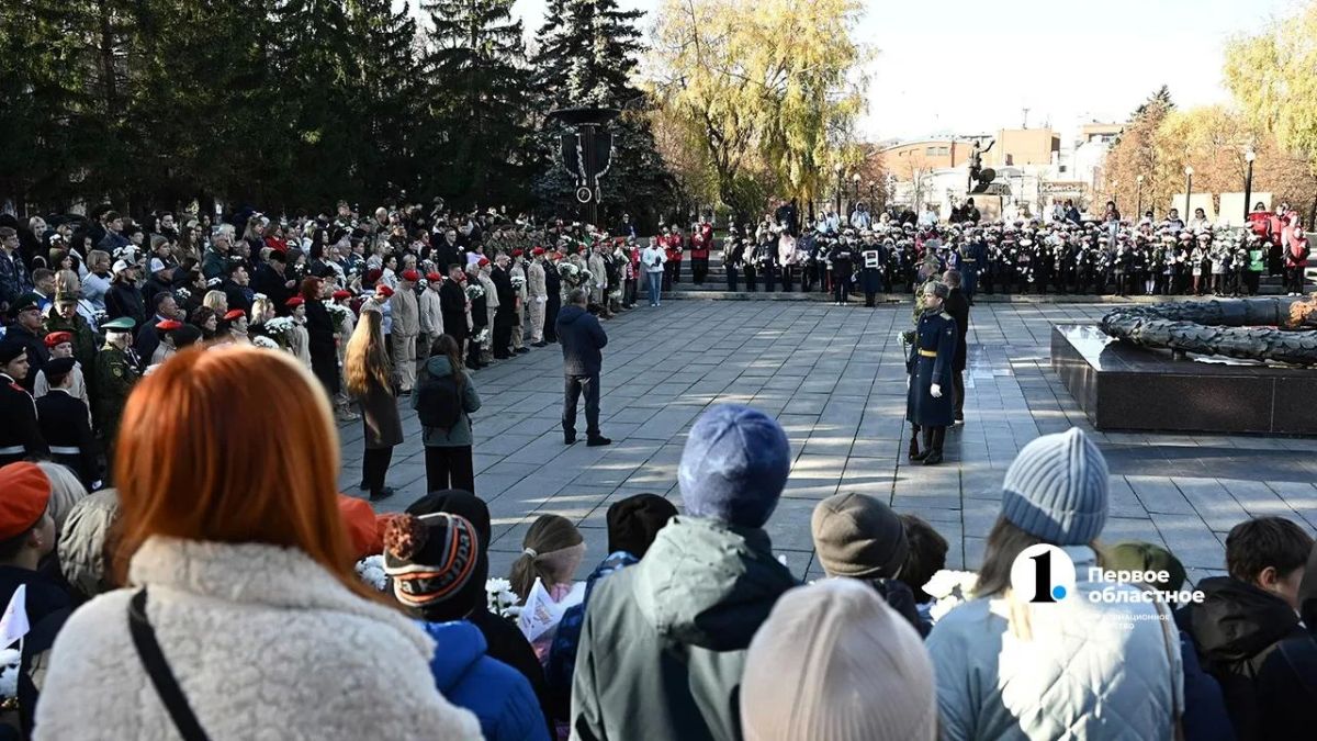 В Челябинске у Вечного огня почтили память солдат и поддержали акцию «Огни Победы» В Челябинске у Вечного огня почтили память солдат и поддержали акцию «Огни Победы»