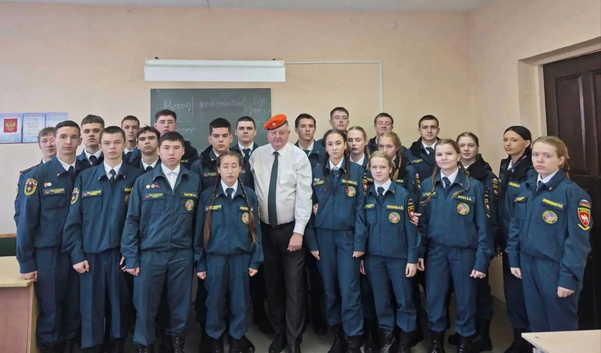 Урок мужества и первые погоны: как начинается путь пожарных и спасателей Урок мужества и первые погоны: как начинается путь пожарных и спасателей