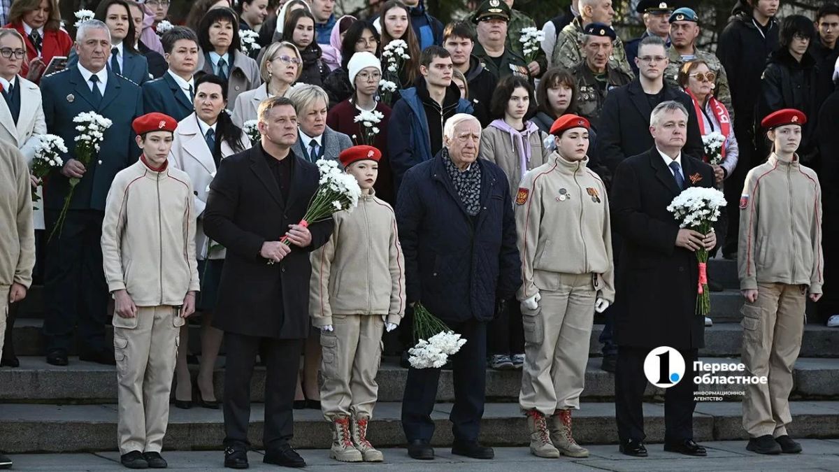 В Челябинске у Вечного огня почтили память солдат и поддержали акцию «Огни Победы»