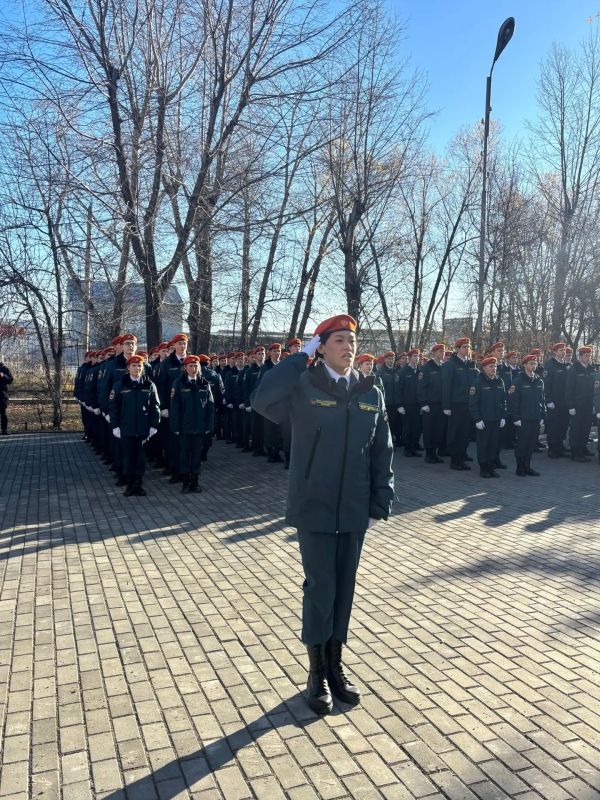 Урок мужества и первые погоны: как начинается путь пожарных и спасателей Урок мужества и первые погоны: как начинается путь пожарных и спасателей