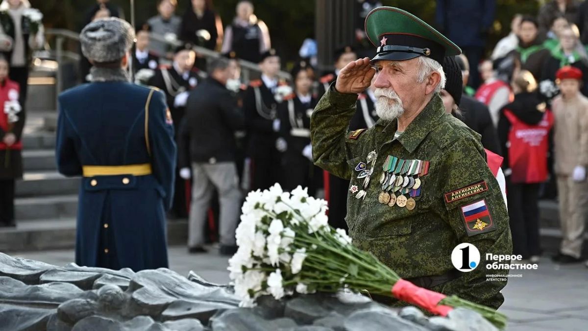 В Челябинске у Вечного огня почтили память солдат и поддержали акцию «Огни Победы» В Челябинске у Вечного огня почтили память солдат и поддержали акцию «Огни Победы»