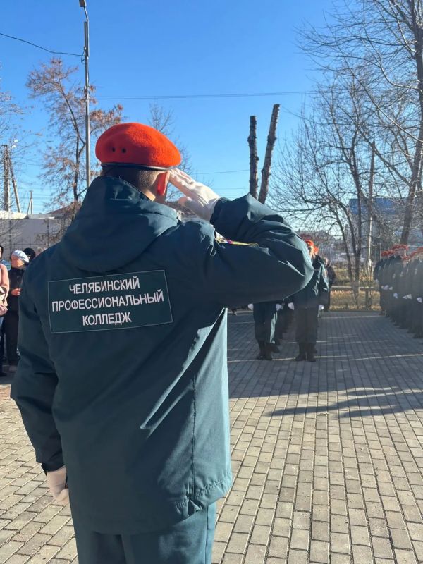 Урок мужества и первые погоны: как начинается путь пожарных и спасателей Урок мужества и первые погоны: как начинается путь пожарных и спасателей