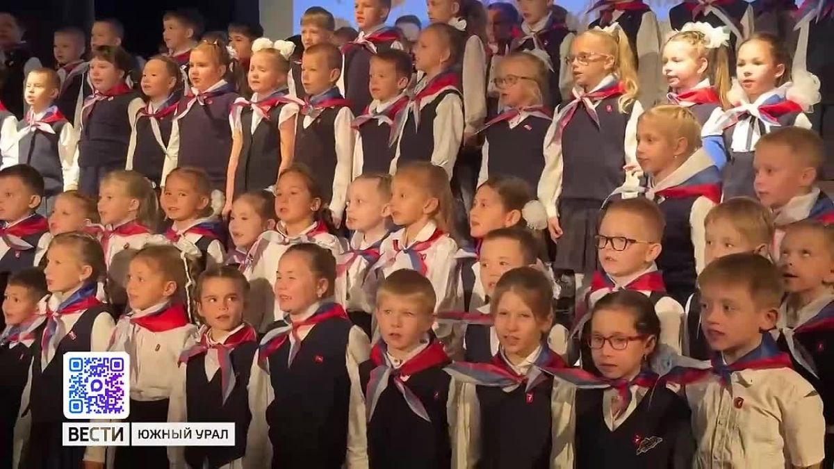 Челябинские школьники растянули 100-метровый флаг России
