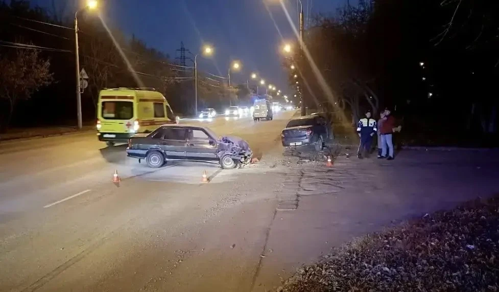 Две легковые машины столкнулись на улице Хохрякова в Челябинске вечером в пятницу, 30 октября