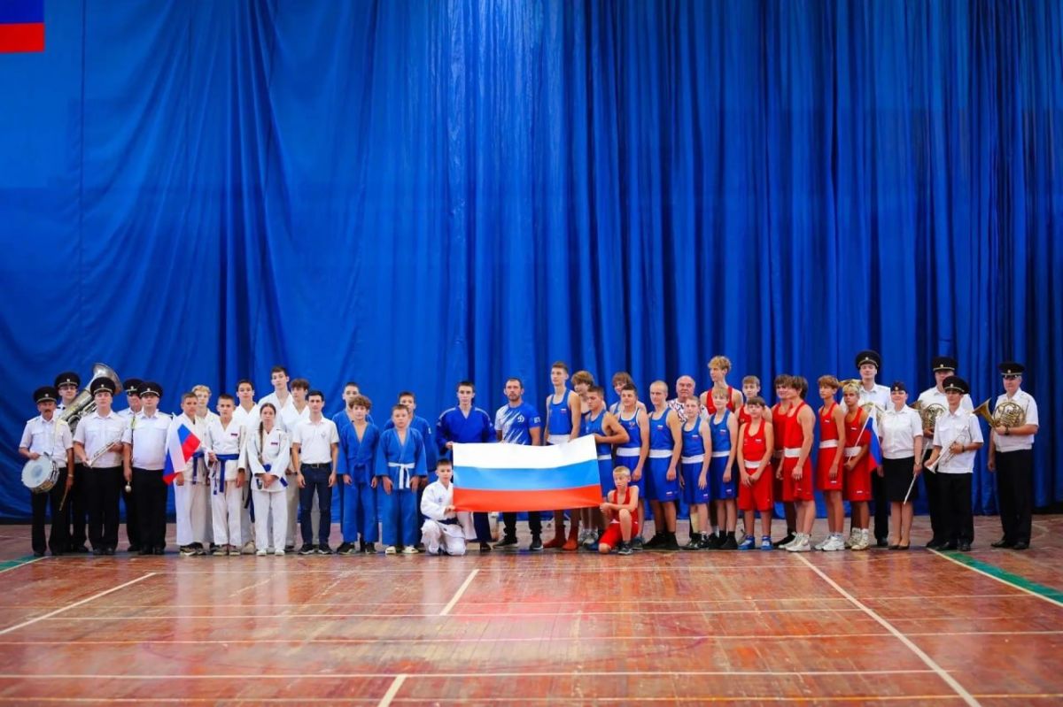 Полицейские всех регионов России присоединились к флешмобу #ОдноЦелое, который приурочен ко Дню народного единства Полицейские всех регионов России присоединились к флешмобу #ОдноЦелое, который приурочен ко Дню народного единства