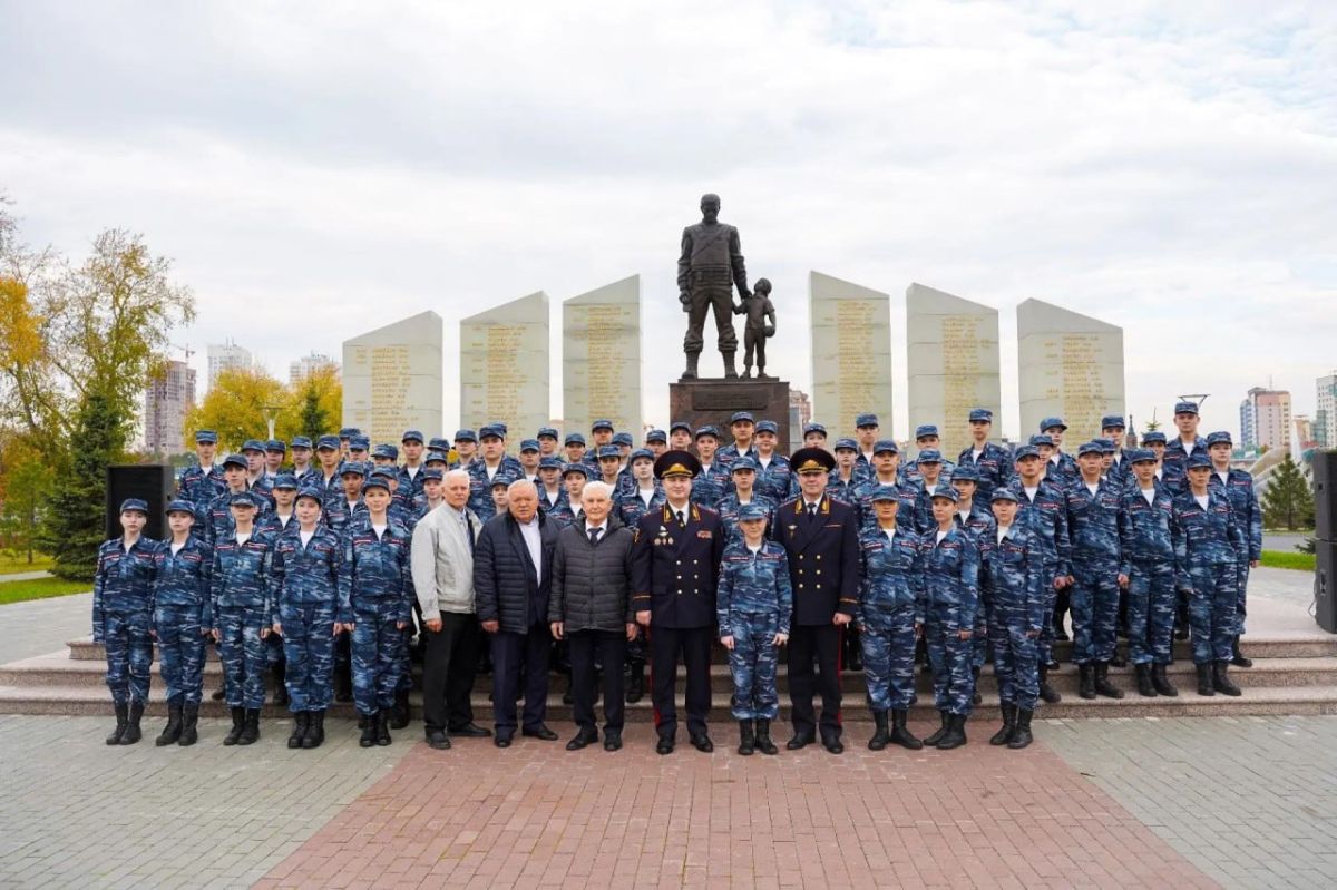 Полицейские всех регионов России присоединились к флешмобу #ОдноЦелое, который приурочен ко Дню народного единства Полицейские всех регионов России присоединились к флешмобу #ОдноЦелое, который приурочен ко Дню народного единства